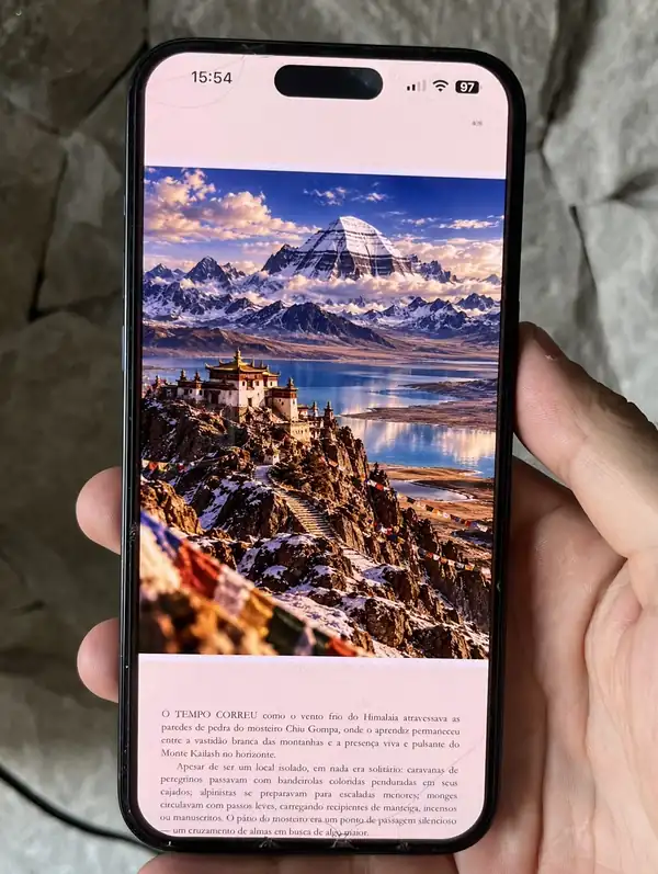 Ilustração colorida do Monte Kailash, no livro digital aberto no celular