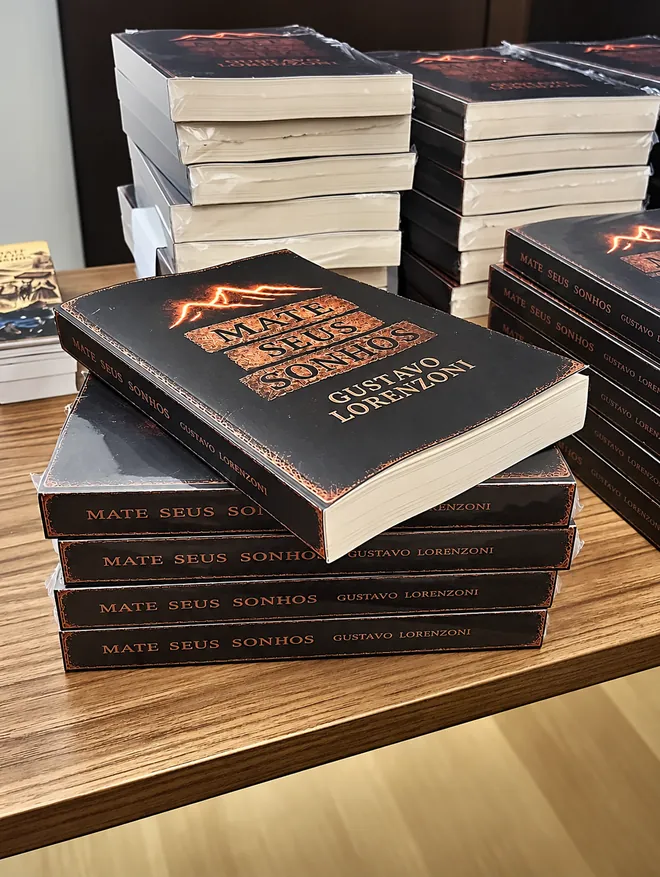 Pilhas de exemplares do livro físico Mate Seus Sonhos prontos para envio