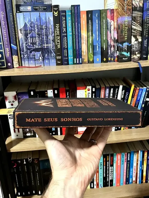 Lombada do livro físico Mate Seus Sonhos na estante