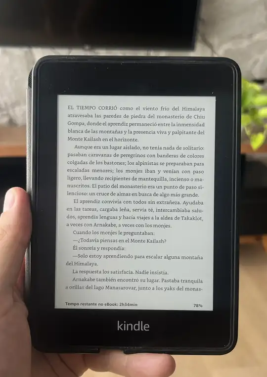 Lector sosteniendo un Kindle con una página de Mata tus sueños